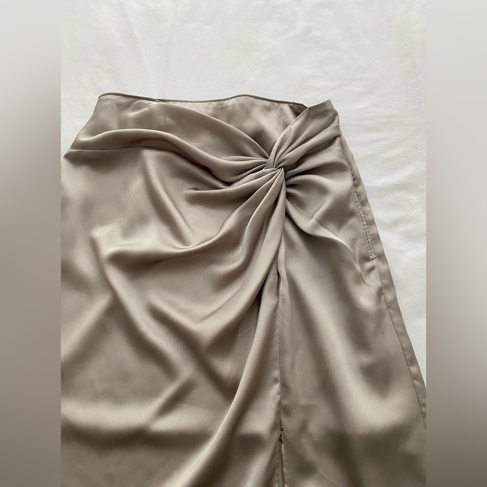 Abercrombie & Fitch Satin Cream Skirt - Picture 2 of 5